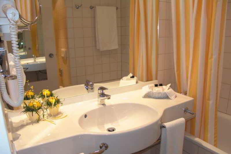 Hotel H+